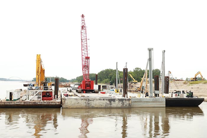 job sit with cranes on the river